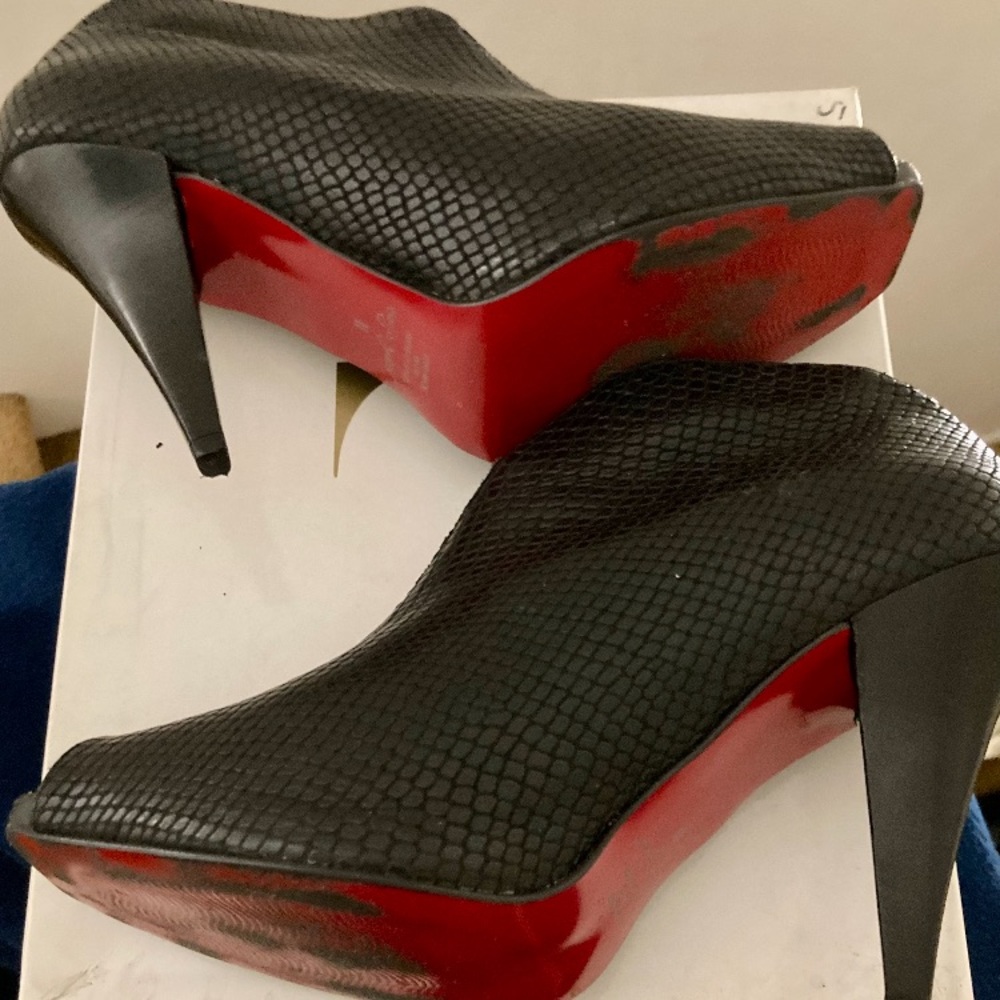 Sergio Zelcer - Women’s Black, Heel, Booties. Size 11.